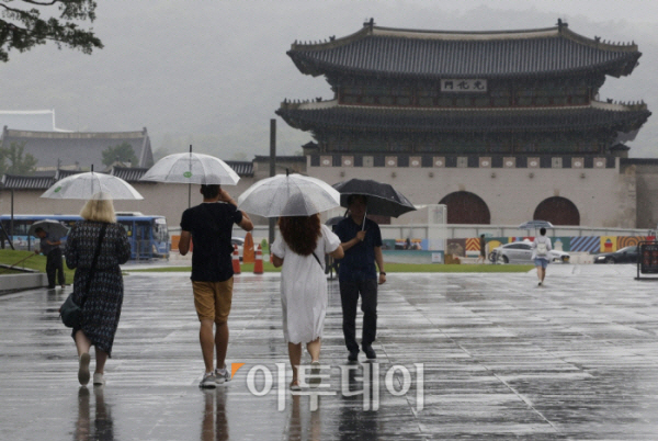 ▲전국 곳곳에 비가 내리는 11일 오전 서울 종로구 광화문광장에서 우산을 쓴 시민들이 발걸음을 재촉하고 있다. 조현호 기자 hyunho@
