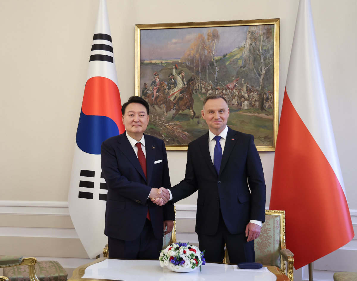 ▲폴란드를 공식 방문 중인 윤석열 대통령이 13일(현지시간) 바르샤바 대통령궁에서 열린 한-폴란드 정상회담에서 안제이 두다 폴란드 대통령과 악수하고 있다. (연합뉴스)