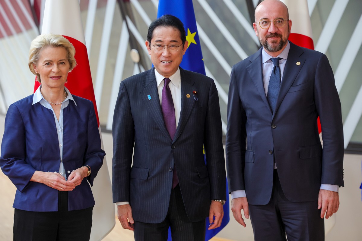 ▲기시다 후미오 일본 총리(가운데)가 13일(현지시간) 벨기에 브뤼셀에서 우르줄라 폰데어라이엔 EU 집행위원장(왼쪽), 샤를 미셸 EU 상임의장과 기념사진을 찍고 있다. (브뤼셀 EPA/연합뉴스)