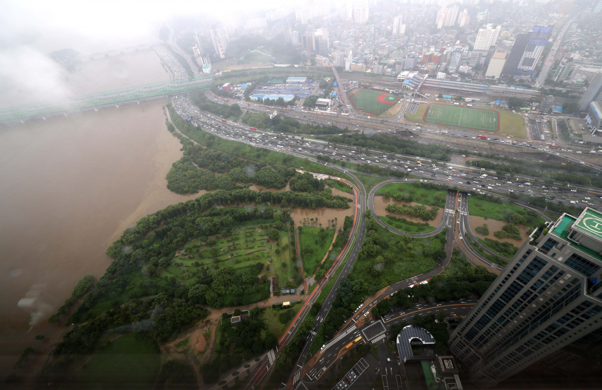 ▲중부지방에 집중호우가 계속된 14일 서울 여의도 63아트 전망대에서 바라본 여의상류IC가 한강 수위 상승으로 통제돼 있다. 신태현 기자 holjjak@