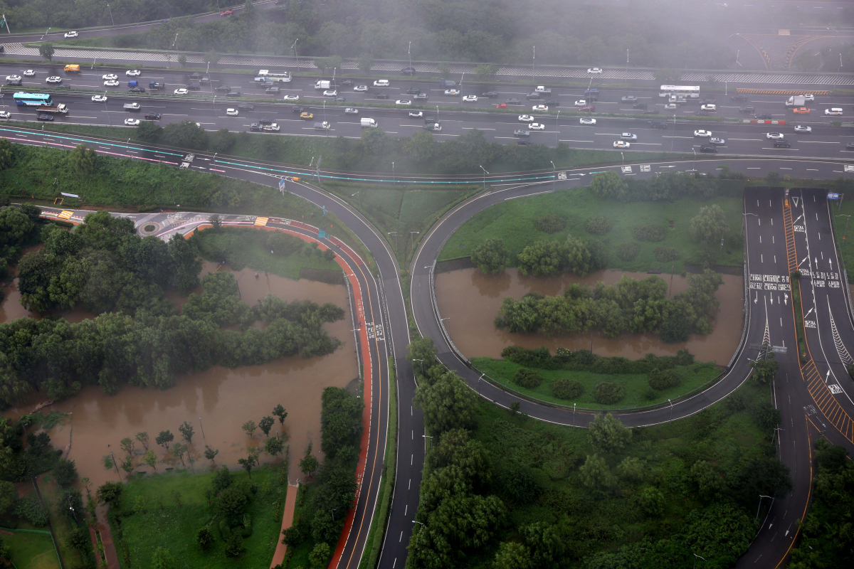 ▲중부지방에 집중호우가 계속된 14일 서울 여의도 63아트 전망대에서 바라본 여의상류IC가 한강 수위 상승으로 통제돼 있다. 신태현 기자 holjjak@
