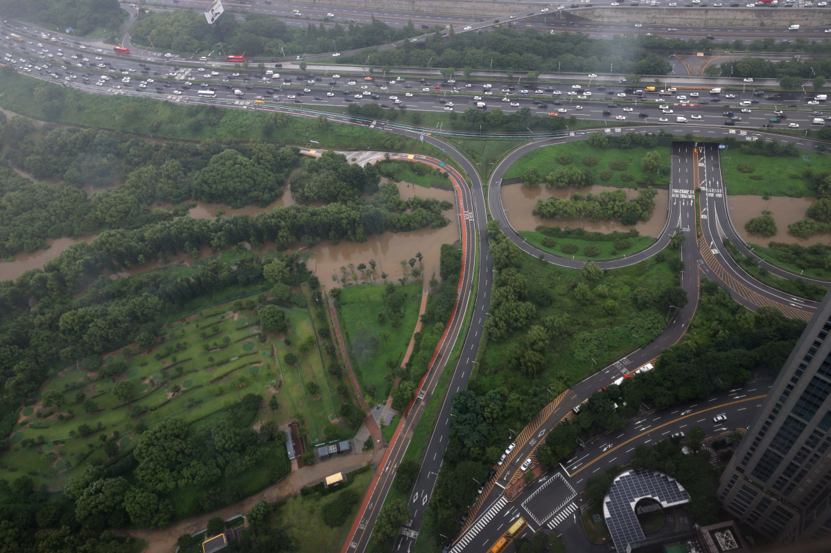 ▲중부지방에 집중호우가 계속된 14일 서울 여의도 63아트 전망대에서 바라본 여의상류IC가 한강 수위 상승으로 통제돼 있다. 신태현 기자 holjjak@