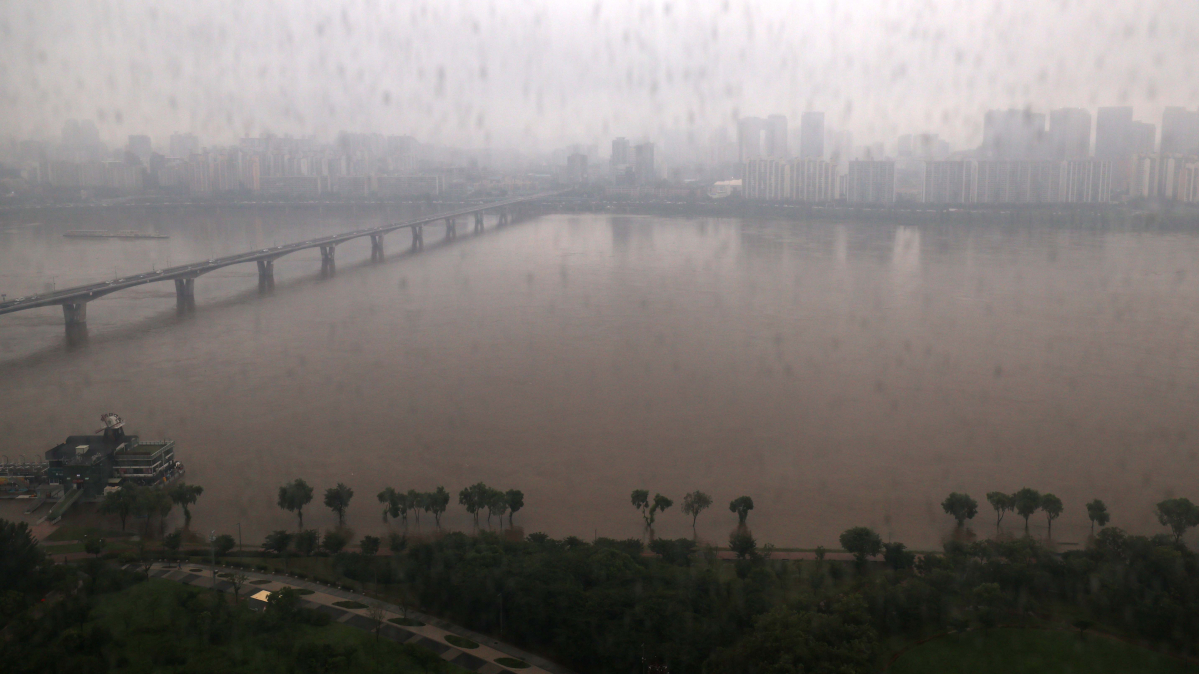 ▲중부지방에 집중호우가 계속된 14일 서울 여의도 63아트 전망대에서 바라본 한강에 흙탕물이 흐르고 있다. 신태현 기자 holjjak@