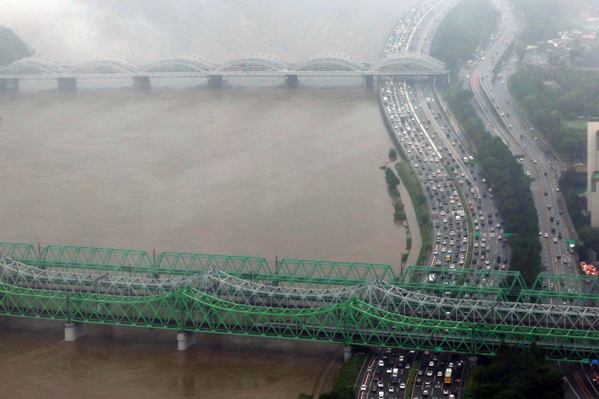 ▲중부지방에 집중호우가 계속된 14일 서울 여의도 63아트 전망대에서 바라본 한강에 흙탕물이 흐르고 있다. 신태현 기자 holjjak@