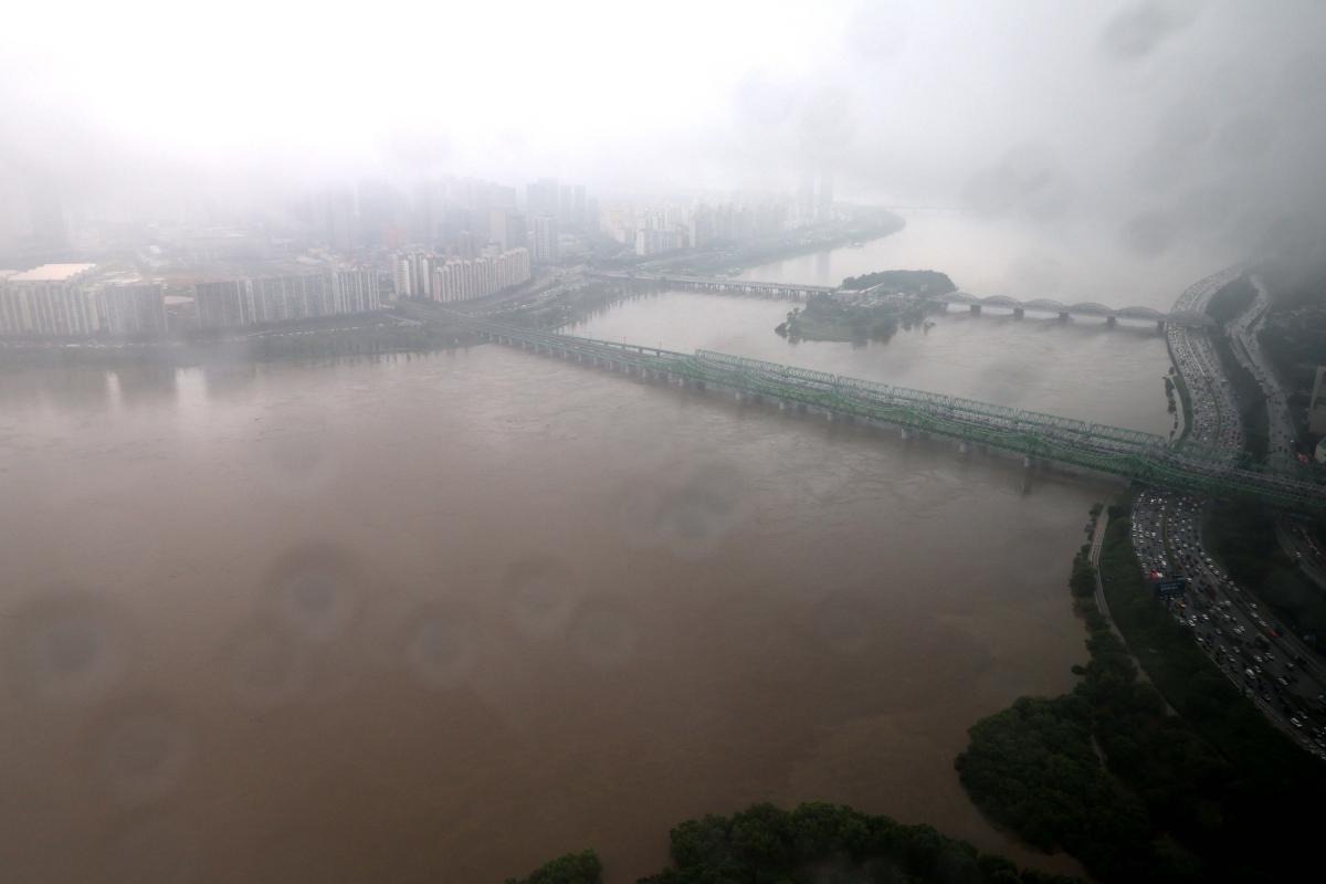 ▲중부지방에 집중호우가 계속된 14일 서울 여의도 63아트 전망대에서 바라본 한강에 흙탕물이 흐르고 있다. 신태현 기자 holjjak@