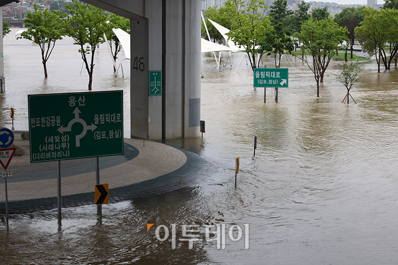 ▲전국 대부분 지역에 강한 장맛비가 쏟아지는 14일 서울 반포 한강공원과 잠수교가 전날 내린 집중호우로 물에 잠겨 있다. 고이란 기자 photoeran@