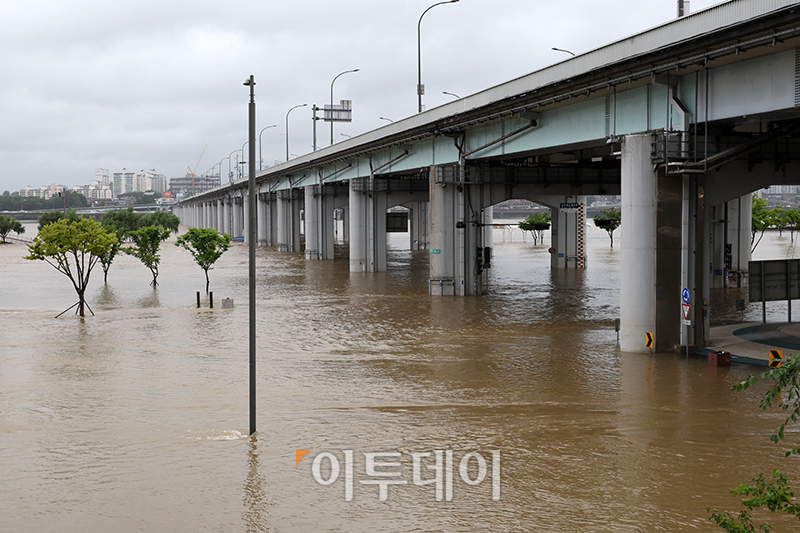 ▲전국 대부분 지역에 강한 장맛비가 쏟아지는 14일 서울 반포 한강공원과 잠수교가 전날 내린 집중호우로 물에 잠겨 있다. 고이란 기자 photoeran@