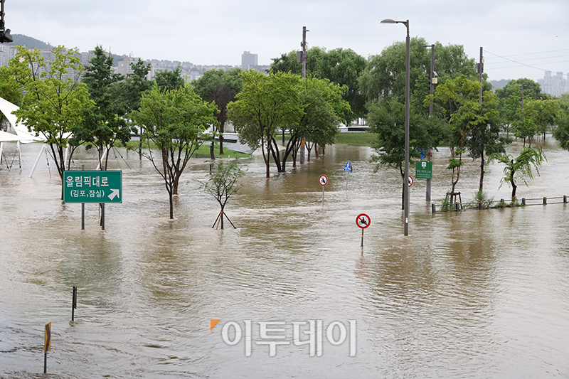 ▲전국 대부분 지역에 강한 장맛비가 쏟아지는 14일 서울 반포 한강공원이 전날 내린 집중호우로 물에 잠겨 있다. 고이란 기자 photoeran@