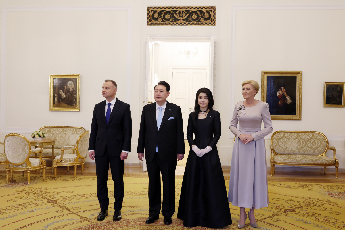 ▲폴란드를 공식 방문 중인 윤석열 대통령과 김건희 여사가 13일(현지시간) 바르샤바 대통령궁에서 열린 공식 만찬에 앞서 안제이 두다 폴란드 대통령과 아가타 코른하우저 두다 여사와 만찬 참석자들을 기다리고 있다. (연합뉴스)