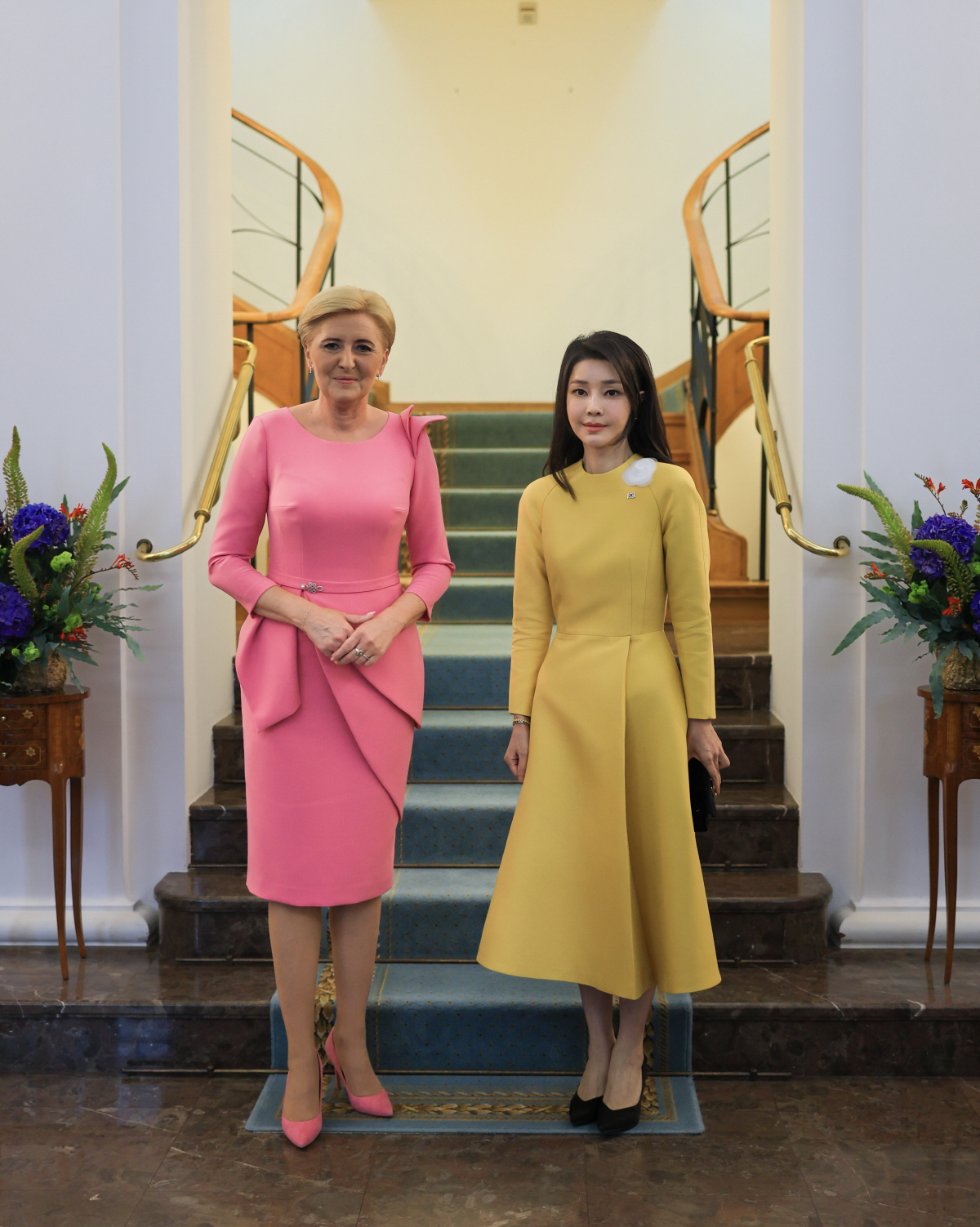 ▲윤석열 대통령 부인 김건희 여사와 안제이 두다 폴란드 대통령의 부인 아가타 코른하우저 두다 여사가 13일(현지시간) 바르샤바의 영빈관인 벨베데르궁에서 오찬 전 기념사진을 찍고 있다. (연합뉴스)