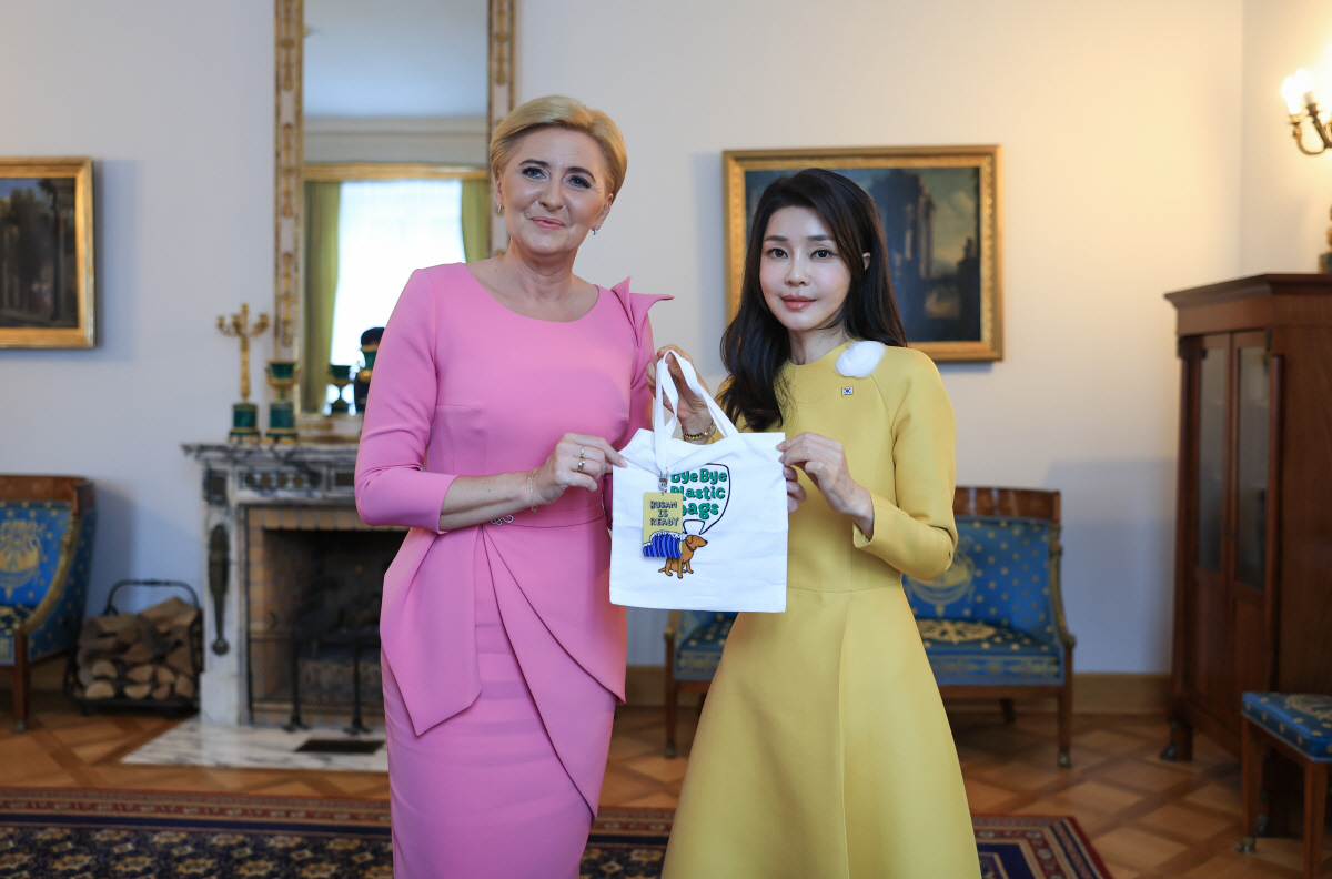 ▲윤석열 대통령 부인 김건희 여사가 13일(현지시간) 폴란드 바르샤바의 영빈관인 벨베데르궁에서 안제이 두다 폴란드 대통령의 부인 아가타 코른하우저 두다 여사에게 바이바이 플라스틱 에코백과 부산엑스포 키링을 선물하고 있다. (연합뉴스)