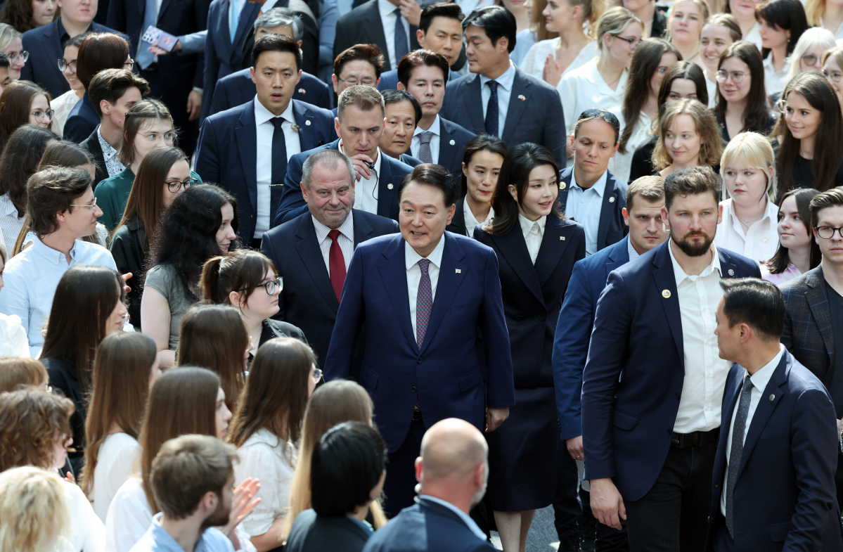 ▲<YONHAP PHOTO-5031> 폴란드 미래세대와의 문화 동행 입장하는 윤석열 대통령 부부    (바르샤바=연합뉴스) 진성철 기자 = 폴란드를 공식 방문 중인 윤석열 대통령과 김건희 여사가 14일(현지시간) 바르샤바대학교 중앙도서관에서 열린 폴란드 미래세대와의 문화 동행에 입장하고 있다. 2023.7.15    zjin@yna.co.kr/2023-07-14 23:46:40/<저작권자 ⓒ 1980-2023 ㈜연합뉴스. 무단 전재 재배포 금지.>