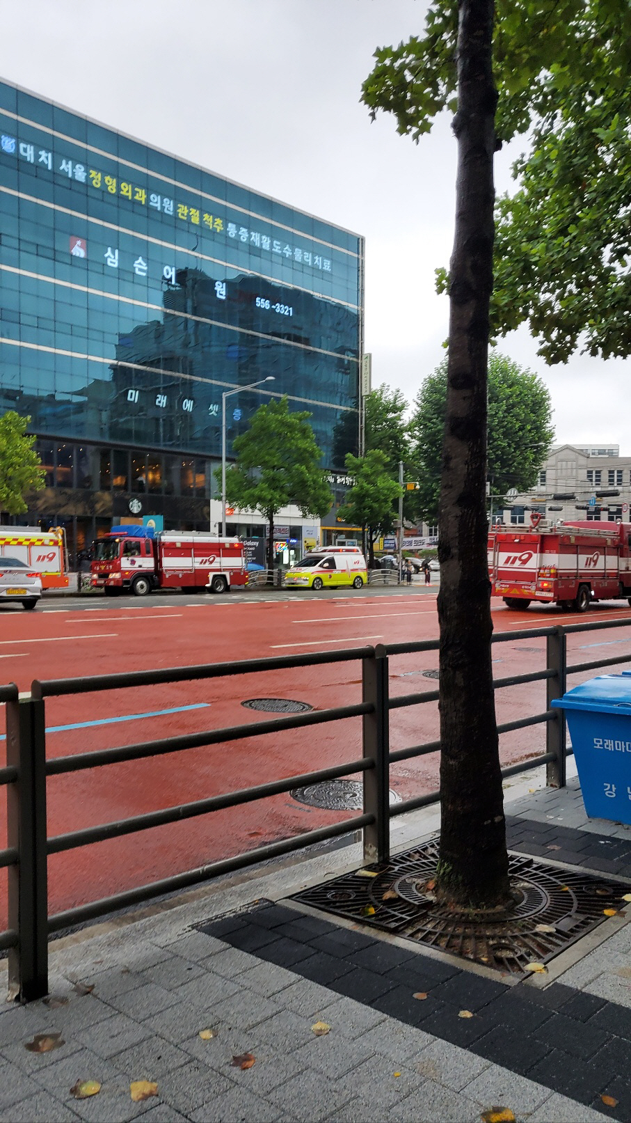 ▲15일 서울지하철 3호선 대치역에서 발생한 화재 진압을 위해 소방차가 출동했다. 연합뉴스
