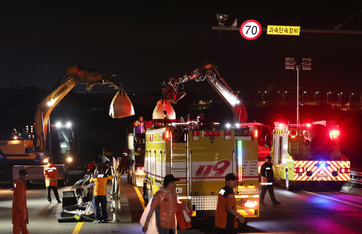 ▲15일 미호천 제방 유실로 침수된 충북 청주시 오송읍 궁평2지하차도에서 배수 작업을 위한 물막이 작업이 진행되고 있다. (연합뉴스)