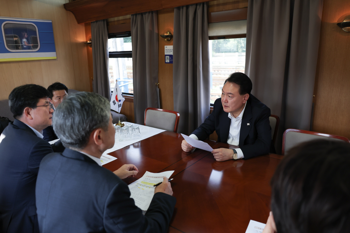 ▲우크라이나를 전격 방문한 윤석열 대통령이 15일(현지시간) 우크라이나 수도 키이우에서 폴란드 바르샤바로 이동하는 열차 내에서 호우대책회의를 갖고 있다. (연합뉴스)