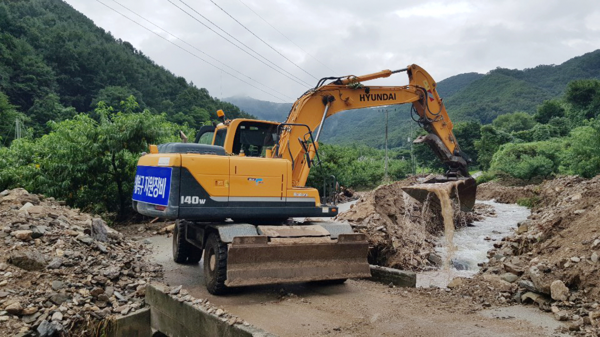 ▲2020년 8월 수해 복구 현장에 투입된 HD현대건설기계 굴착기의 모습. (사진제공=HD현대)