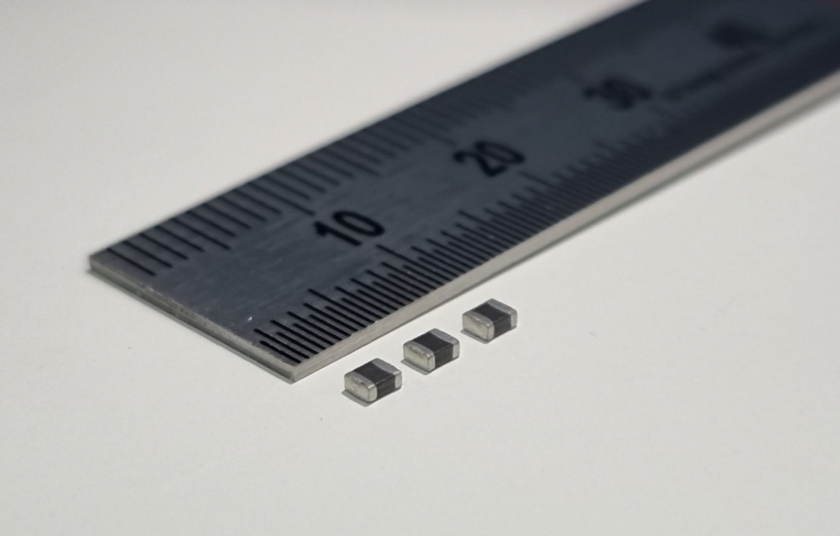 ▲삼성전기가 개발한 가로 2.0mm, 세로 1.6mm 크기의 전장용 파워인덕터. (사진제공=삼성전기)
