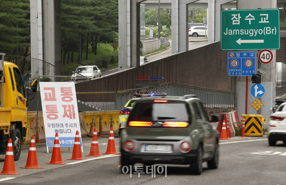 ▲중부지방 집중호우로 한강 수위가 상승한 가운데 16일 서울 잠수교에 차량통행이 통제되고 있다. 조현호 기자 hyunho@