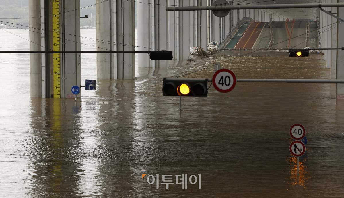 ▲중부지방 집중호우로 한강 수위가 상승한 가운데 16일 서울 잠수교 일대가 물에 잠겨 있다. 조현호 기자 hyunho@