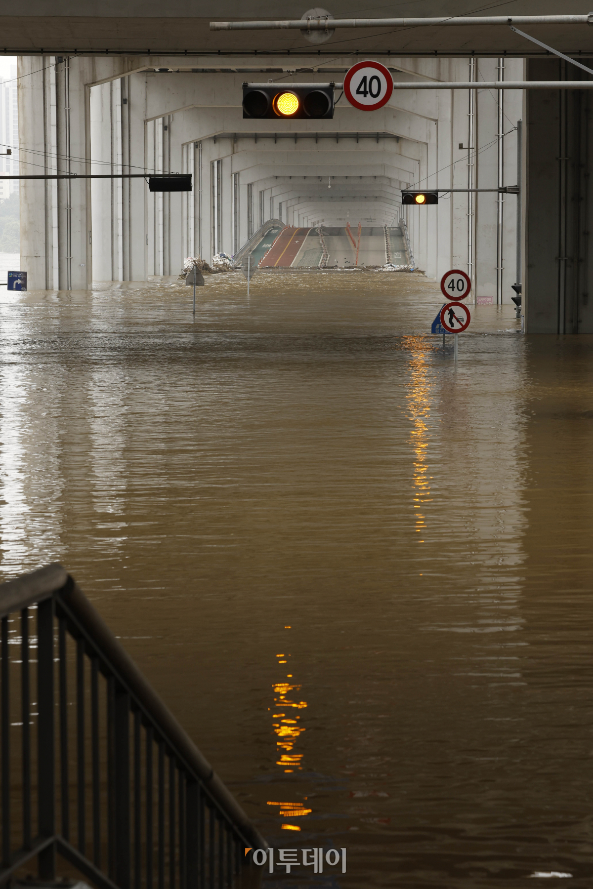 ▲중부지방 집중호우로 한강 수위가 상승한 가운데 16일 서울 잠수교 일대가 물에 잠겨 있다. 조현호 기자 hyunho@