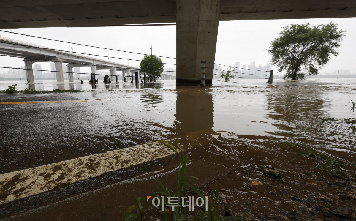 ▲중부지방 집중호우로 한강 수위가 상승한 가운데 16일 서울 잠수교 일대가 물에 잠겨 있다. 조현호 기자 hyunho@