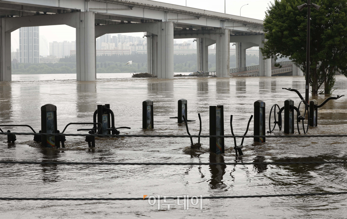 ▲중부지방 집중호우로 한강 수위가 상승한 가운데 16일 서울 잠수교 일대가 물에 잠겨 있다. 조현호 기자 hyunho@