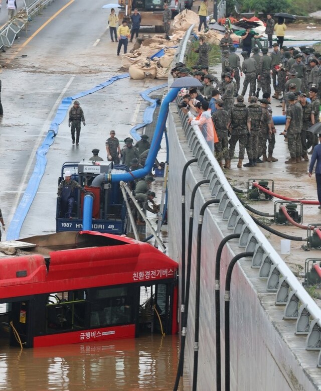▲16일 오전 미호천 제방 유실로 침수된 충북 청주시 오송읍 궁평2지하차도에서 인명 수색을 위한 배수작업이 진행되는 모습. (연합뉴스)