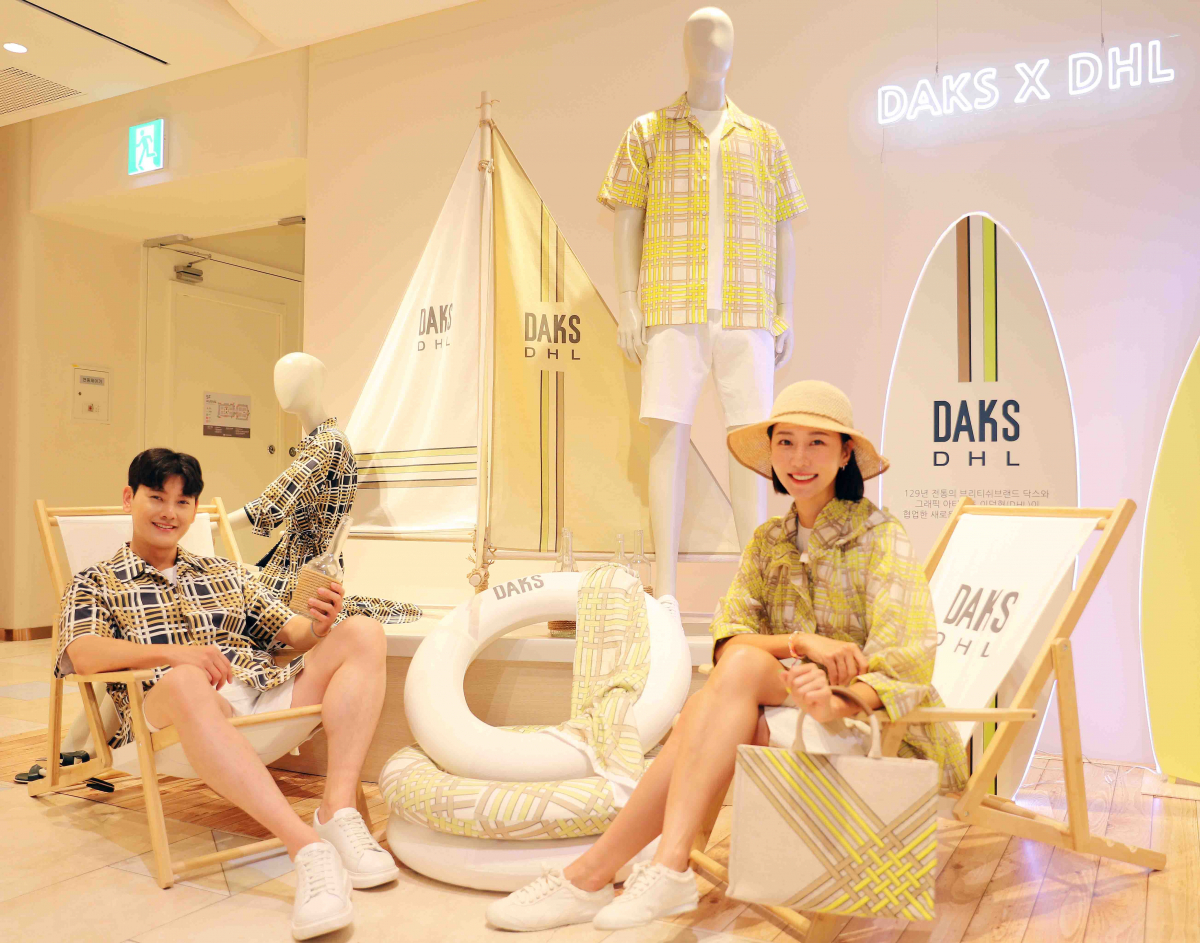 ▲16일 모델들이 서울 서초구 신세계백화점 강남점 5층에서 닥스와 이덕형 작가가 협업한 리조트 컬렉션 상품을 소개하고 있다. (사진제공=신세계백화점 )