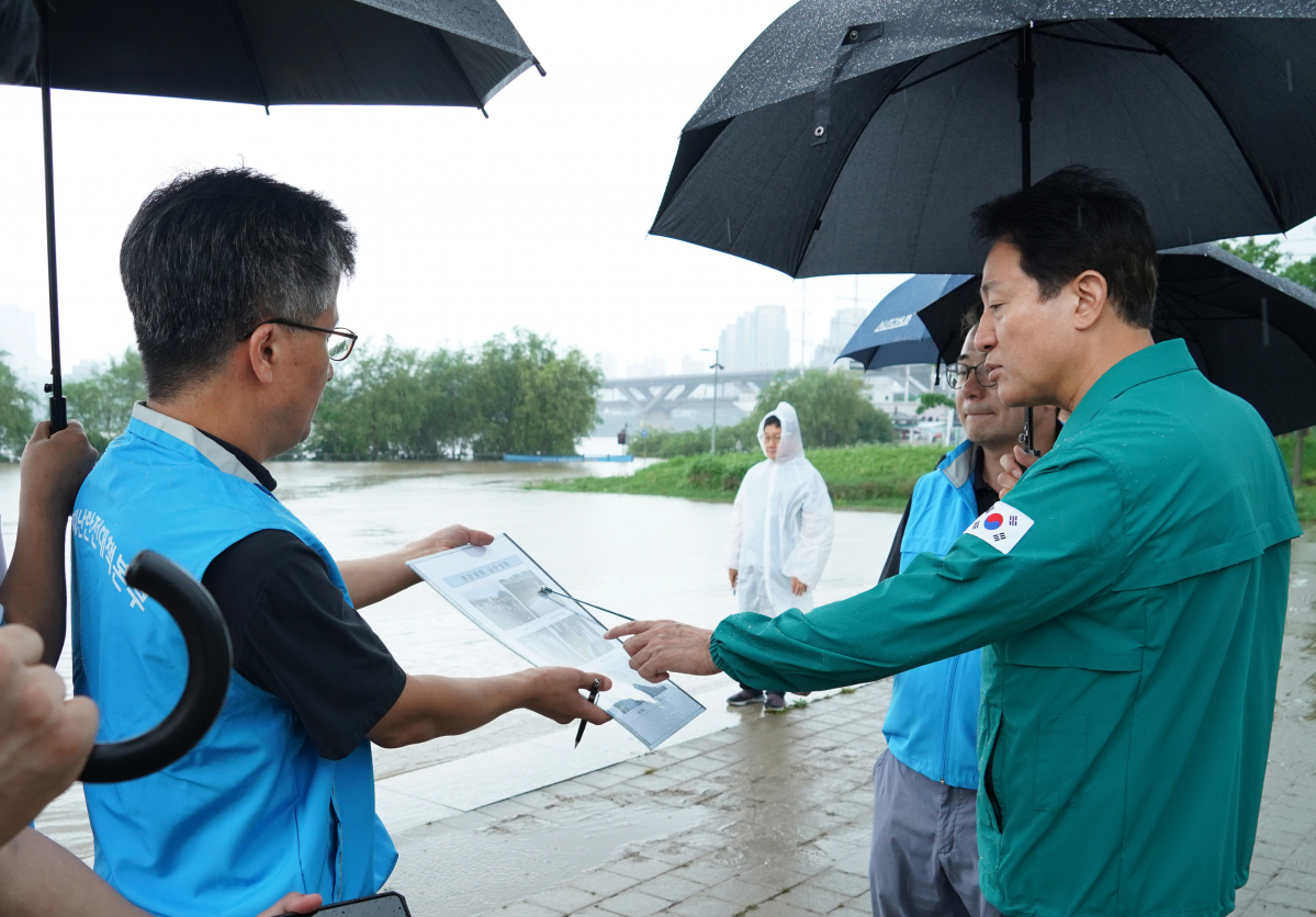 ▲뚝섬한강공원 수변무대 일대 침수 피해상황 점검에 나선 오세훈 서울시장. (자료제공=서울시)