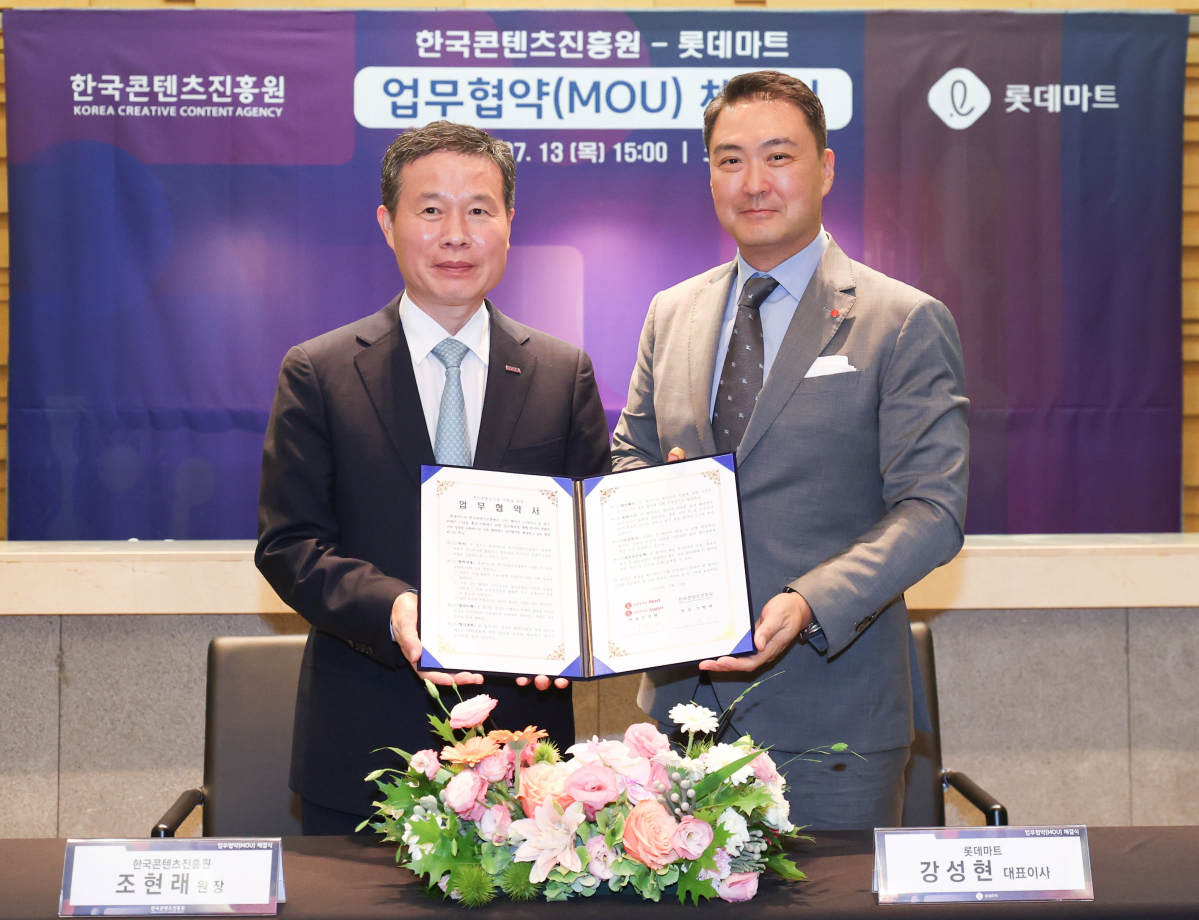 ▲13일 서울시 삼성동코엑스에서 진행된 롯데마트와 한국콘텐츠진흥원의 '콘텐츠 IP 산업 동반성장' 업무협약 체결식에서 (왼쪽부터)조현래 한국콘텐츠진흥원장과 강성현 롯데마트 롯데슈퍼 대표이사가 업무협약을 맺고 기념촬영을 하고 있다. (사진제공=롯데쇼핑)