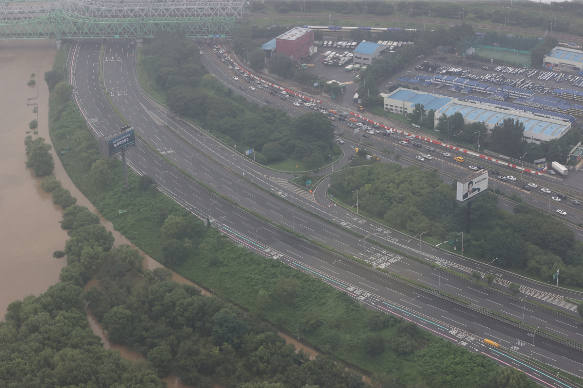 ▲16일 오전 서울 영등포구 63스퀘어에서 바라본 올림픽대로의 모습. (연합뉴스)