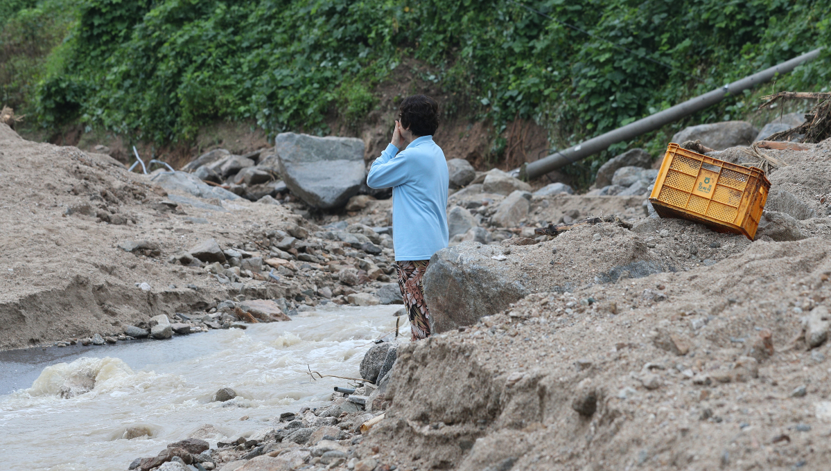 ▲16일 오전 경북 예천군 감천면 벌방리에서 한 주민이 산사태로 부서진 터전을 앞에두고 눈물을 보이고 있다. (연합뉴스)