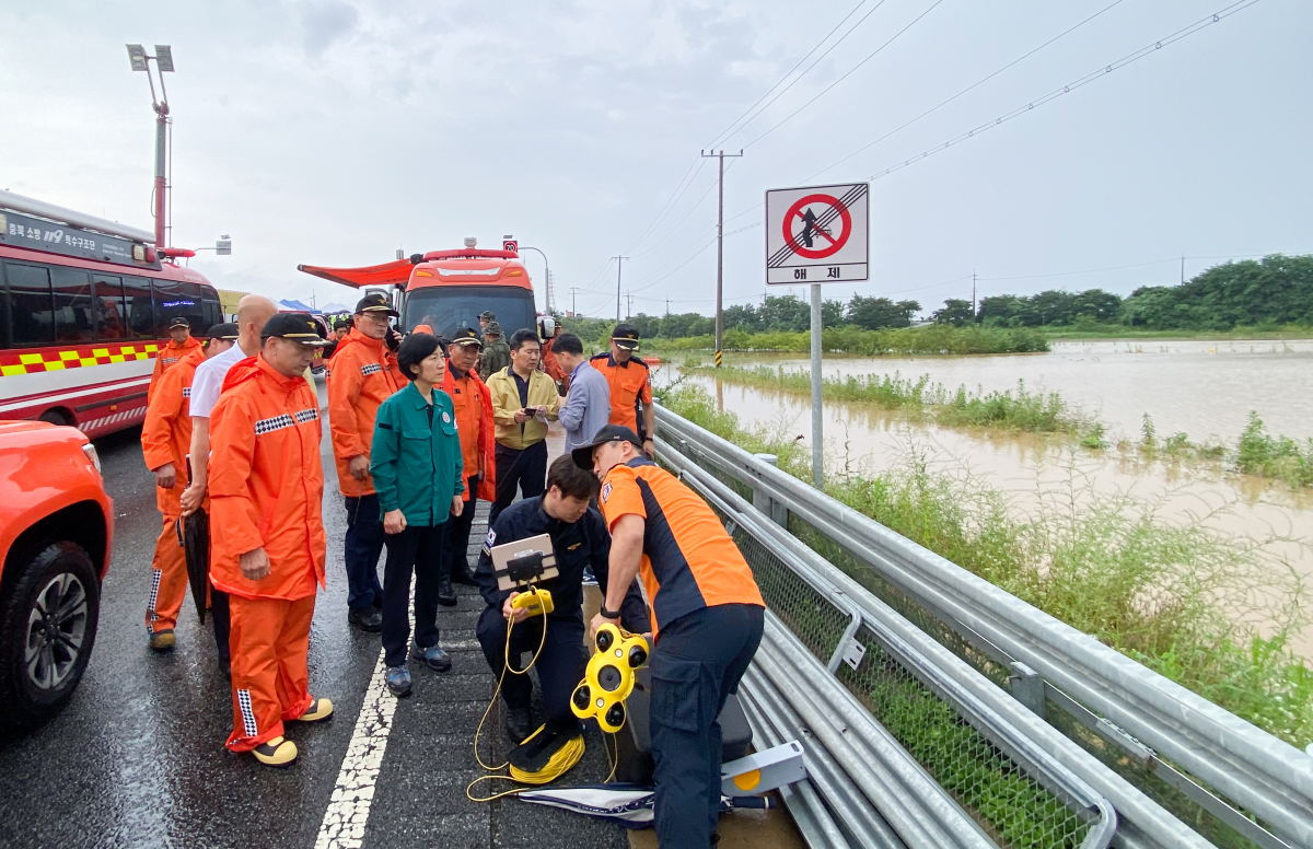 ▲한화진 환경부 장관이 15일 침수사고가 발생한충북 청주시 오송읍 궁평제2지하차도 현장을 찾아 사고 현장을 살펴보고 있다. (연합뉴스)