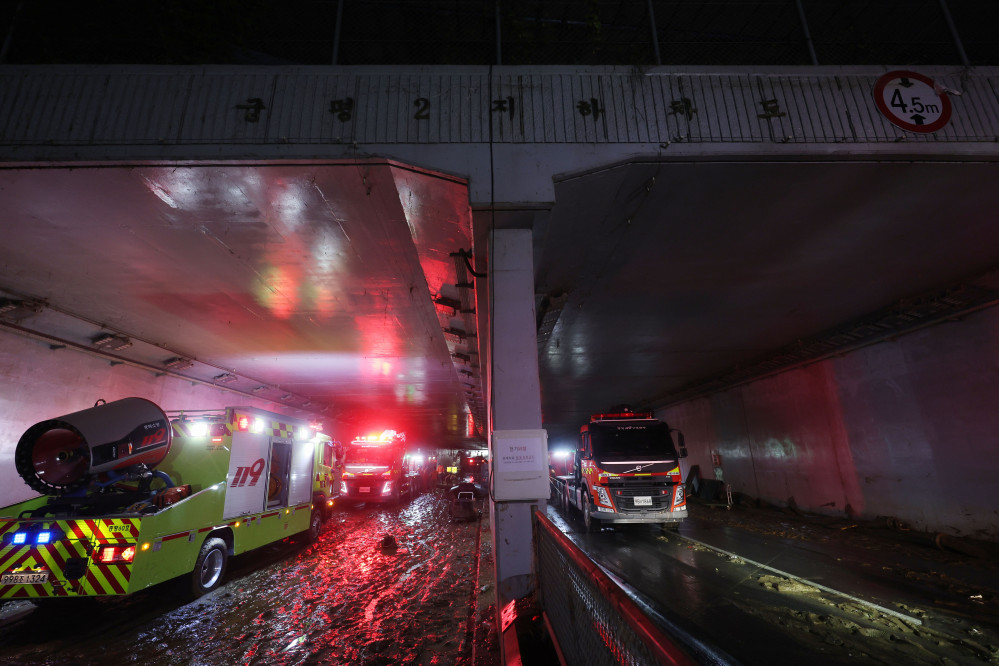 ▲미호천 제방 유실로 침수된 충북 청주시 오송읍 궁평2지하차도에서 17일 새벽 배수작업이 계속되고 있다. (연합뉴스)