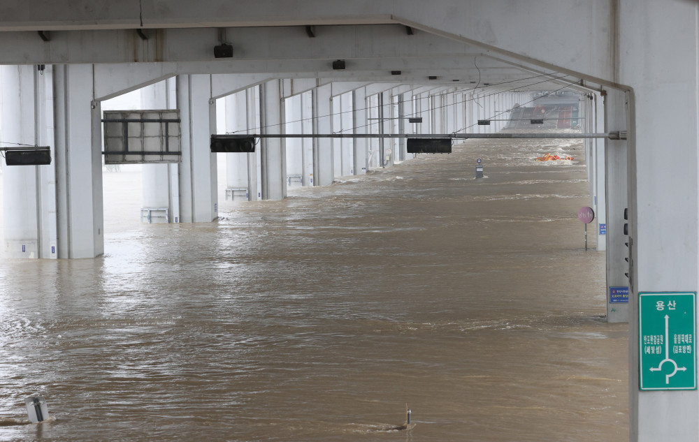 ▲한강 수위 상승으로 잠수교 출입 통제 (연합뉴스)