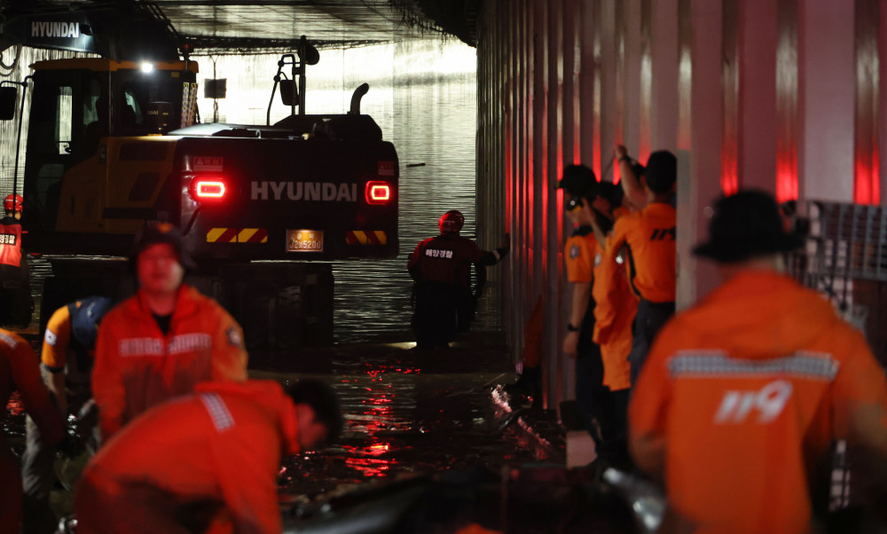 ▲미호천 제방 유실로 침수된 충북 청주시 오송읍 궁평2지하차도에서 17일 새벽 해양경찰 대원들이 도보수색을 하고 있다.  (연합뉴스)