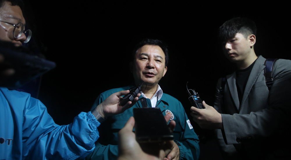 ▲원희룡 국토교통부 장관이 17일 새벽 청주시 흥덕구 오송읍 궁평제2지하차도 침수 사고 현장을 찾아 기자들의 질문에 대답하고 있다. (연합뉴스)