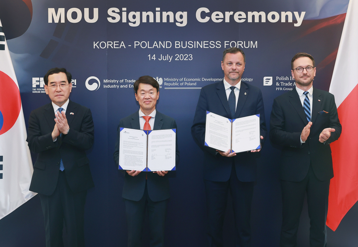 ▲왼쪽부터 이창양 산업통상자원부 장관, 나승식 한국자동차연구원 원장, 위톨드 루티 우카시에비치 연구소 소장, 발데마르 부다 폴란드 경제개발기술부 장관 (사진제공=한국자동차연구원)