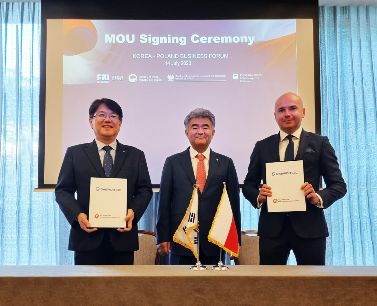 ▲14일(현지시간) 폴란드 바르샤바에서 폴란드건설협회 및 ERBUD社와 폴란드 건설사업 관련 업무협력 관계 구축을 위한 상호 협력 MOU를 체결한 후, 기념사진을 촬영하고 있다. (자료제공=대우건설)