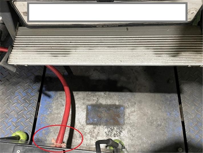 ▲매연측정기 입구에 헝겊을 설치해 내부에 매연이 적게 들어가게 조작하다 적발된 사례 (사진제공=환경부)