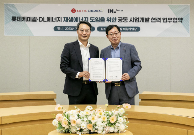 ▲롯데케미칼 경기 의왕사업장에서 열린 DL에너지- 롯데케미칼 재생에너지 공동 사업개발 업무협약식에 참석한 DL에너지 이정욱 대표(좌측)와 롯데케미칼 첨단소재사업 이영준 대표(사진제공=DL이앤씨)