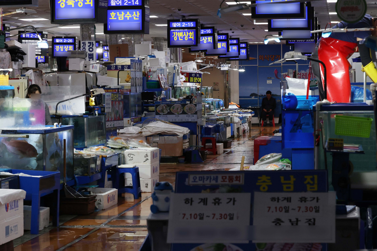 ▲지난달 우리나라의 일본 어패류 수입량이 30% 넘게 줄어 석 달 연속 감소세를 이어간 것으로 나타났다. 17일 관세청 무역통계에 따르면 지난 6월 우리나라의 일본 어패류 수입량은 1910t으로 지난해 동월보다 34.7% 줄었다. 수입액도 1015만6000달러로 21.7% 줄었다. 이로써 수입량과 수입액 모두 석 달 연속 감소세가 지속됐다. 일본이 후쿠시마 원전 오염수 해양 방류를 예고하며 일본에서 수입하는 수산물에 대한 우려가 커지는 것이 영향을 미친 것으로 보인다. 이날 서울 노량진수산시장이 한산한 모습을 보이고 있다. (신태현 기자 holjjak@)