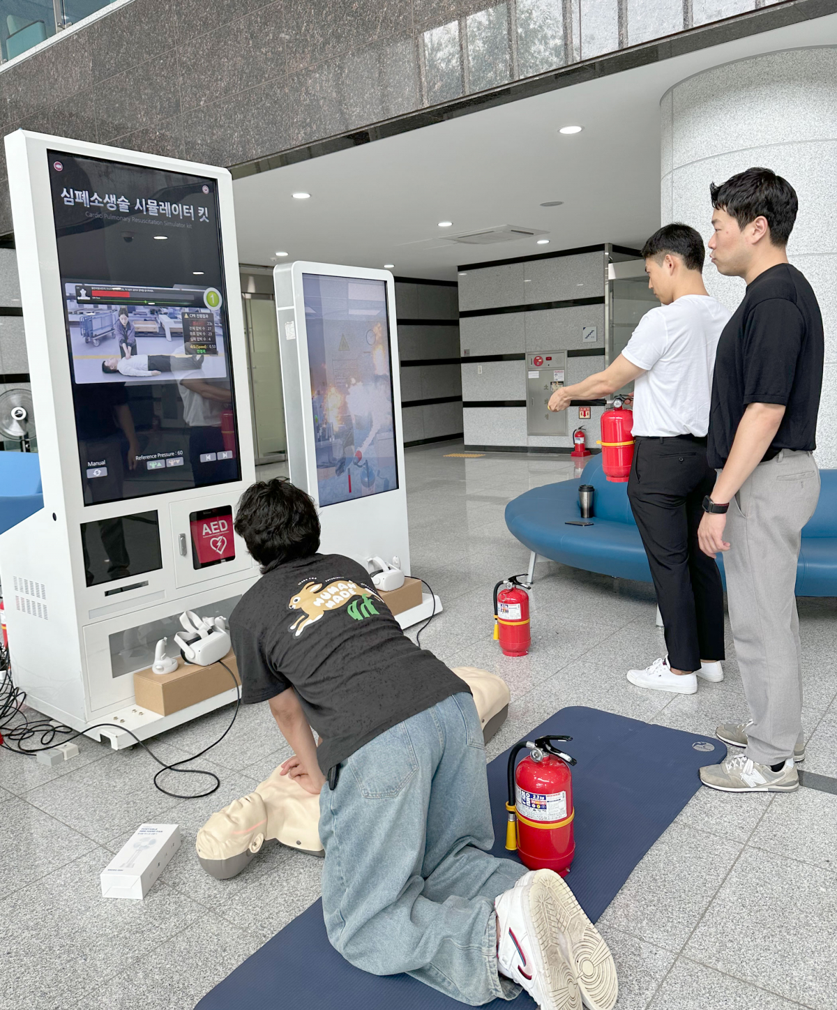 ▲한국산업기술시험원(KTL) 직원이 17일 진주 본원에서 키오스크 심폐소생술 시뮬레이터 활동 체험 교육을 하고 있다. (사진제공=한국산업기술시험원)