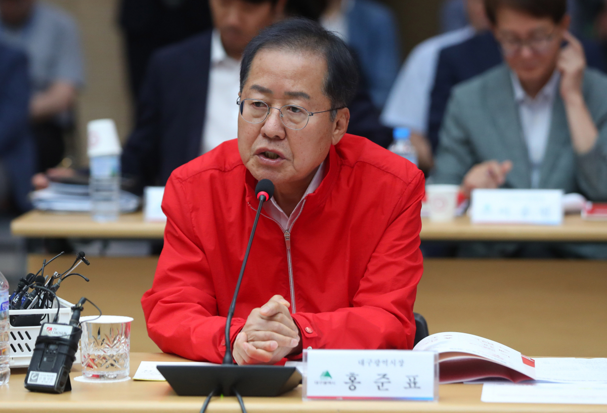 ▲[대구=뉴시스] 추상철 기자 = 홍준표 대구시장이 4일 오후 대구광역시청 산격청사에서 열린 '국민의힘-대구·경북 예산정책협의회'에서 발언하고 있다. 2023.07.04. scchoo@newsis.com