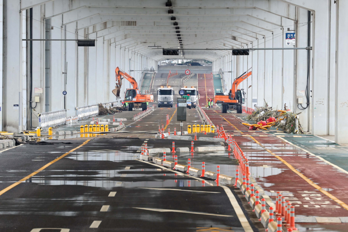 ▲17일 서울 잠수교 양방향 통행이 장맛비와 팔당댐 방류 등으로 나흘째 통제된 가운데 관계자들이 통행재개를 위해 청소를 하고 있다. 신태현 기자 holjjak@