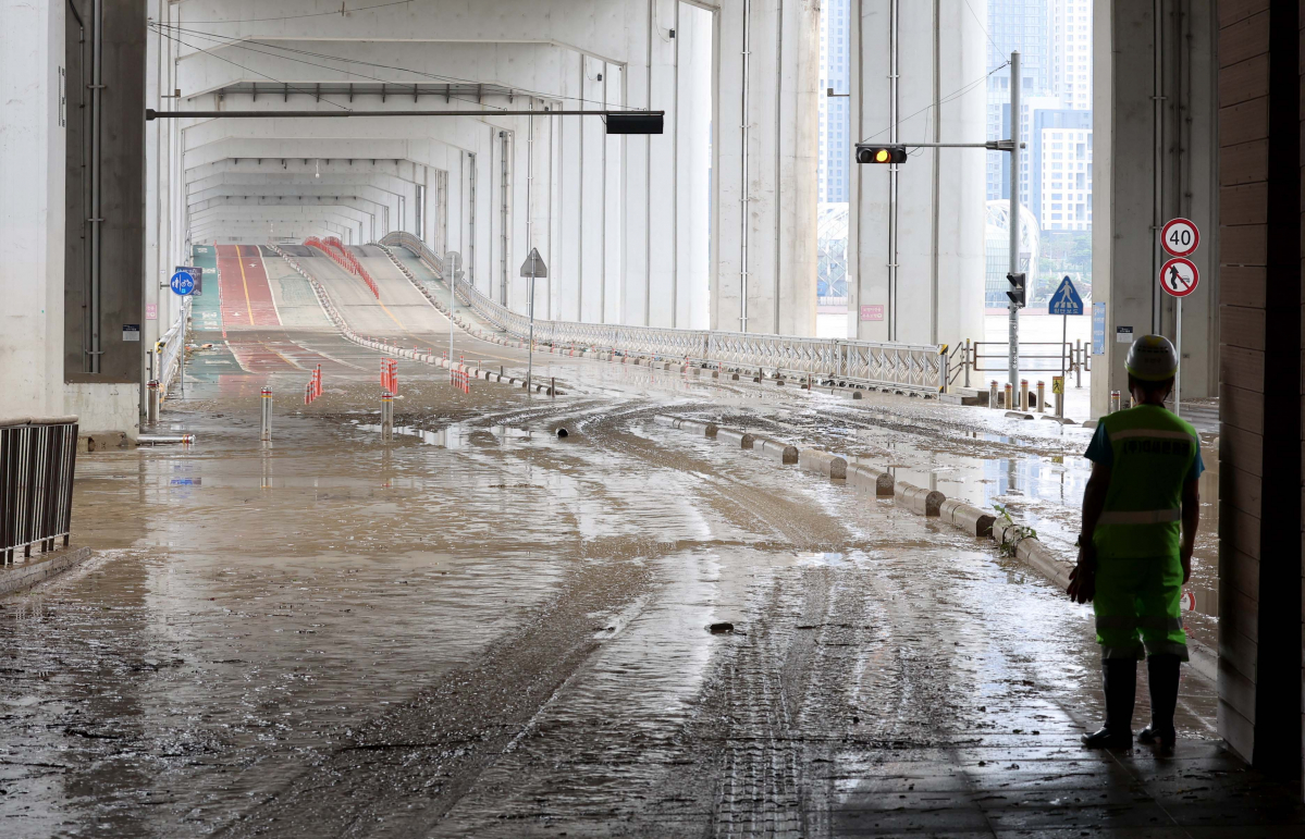 ▲장맛비과 팔당댐 방류 등으로 17일 서울 잠수교 양방향 통행이 나흘째 통제된 가운데 물이 빠진 잠수교 하단부에 진흙이 쌓여있다. 신태현 기자 holjjak@