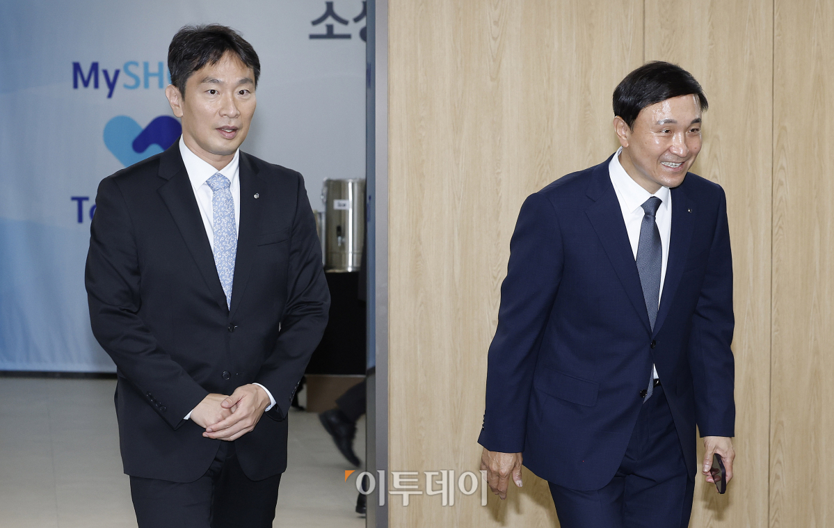 ▲이복현 금융감독원장과 문동권 신한카드 사장이 17일 서울 중구 신한카드 본사에서 열린 '신한카드, 소상공인 함께, 성장 솔루션' 론칭 행사에 참석하고 있다. 조현호 기자 hyunho@