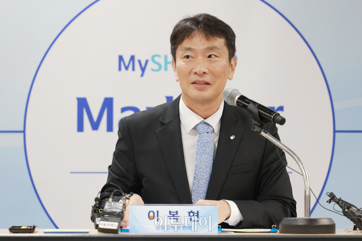 ▲이복현 금융감독원장이 17일 서울 중구 신한카드 본사에서 열린 '신한카드, 소상공인 함께, 성장 솔루션' 론칭 행사에서 마무리 발언을 하고 있다. 조현호 기자 hyunho@