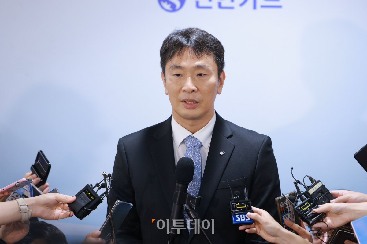 ▲이복현 금융감독원장이 17일 서울 중구 신한카드 본사에서 열린 '신한카드, 소상공인 함께, 성장 솔루션' 론칭 행사를 마친 후 취재진의 질문에 답하고 있다. 조현호 기자 hyunho@