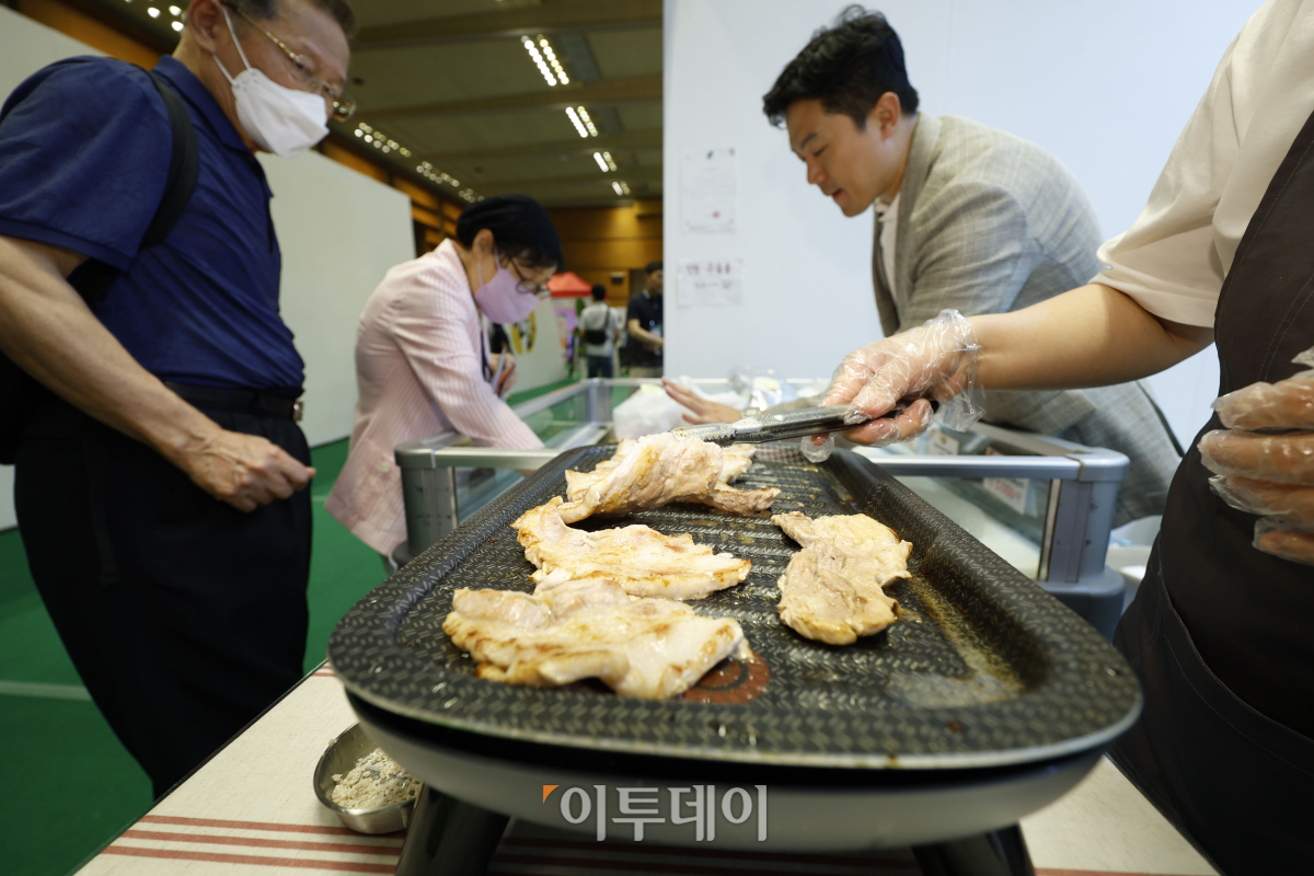▲17일 서울 강남구 코엑스에서 열린 '한돈페스타(K-pork Festa)'에서 관람객들이 돼지고기를 살펴보고 있다. 조현호 기자 hyunho@